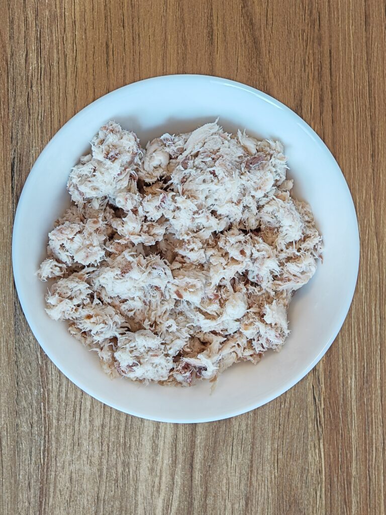Rozdrobniona wędzona makrela w misce