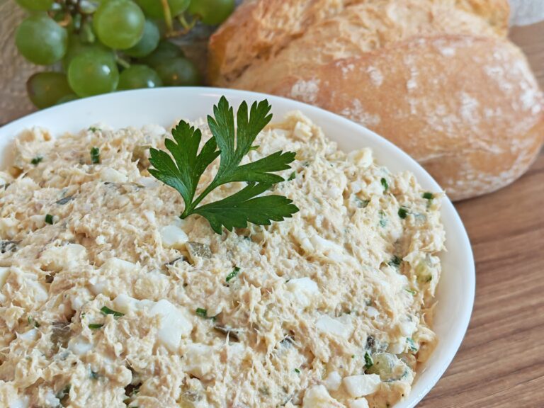 Pasta z wędzonej makreli z jajkiem i ogórkiem kiszonym
